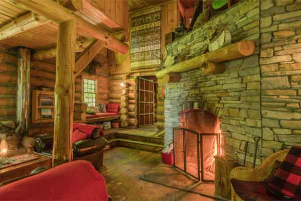 ToDoOntario - Algonquin Park Voyageur Quest - cabin interior