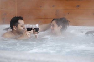 ToDoOntario - Couples Resort hot tub