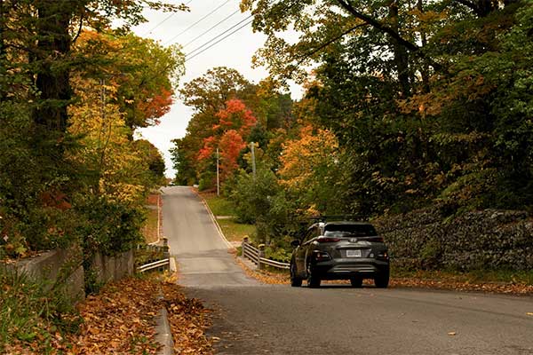 ToDoOntario - Horseshoe Resort, car driving on fall road
