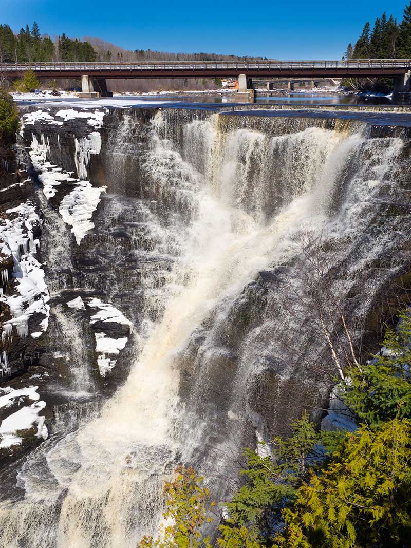 Casque Isle Trail In Ontario Lets You Wander Past Gold Mines & Gushing  Waterfalls - Narcity