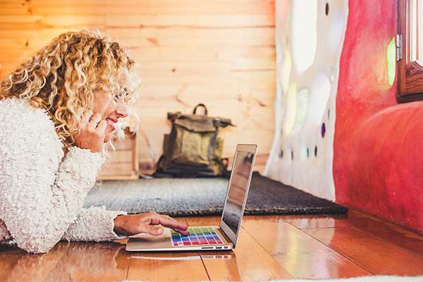 ToDoOntario, girl on computer