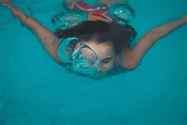ToDoOntario, girl swimming under water in a pool