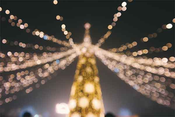 ToDoOntario - gold Christmas holiday lights