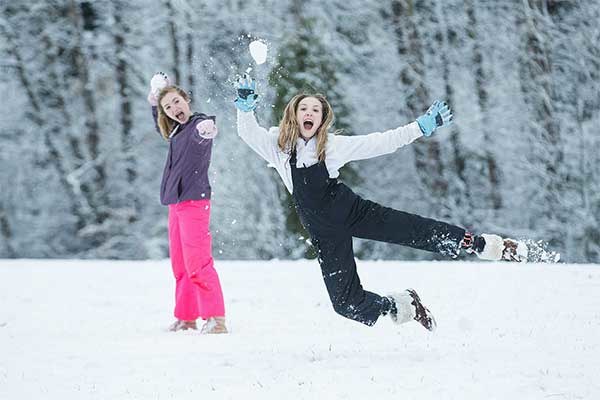 ToDoOntario - girls throwing snowballs