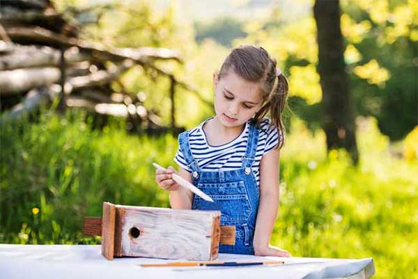 ToDoOntario - little girl paiting birdhouse