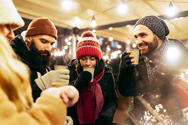 ToDoOntario - groupe d'amis en hiver partageant une boisson chaude à l'extérieur